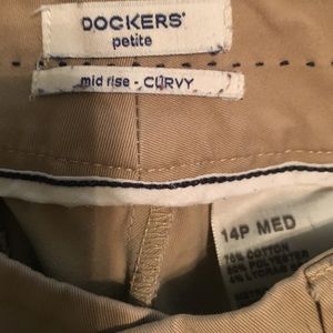 Lady’s Dockers pants Midrise Curvy size 14P medium